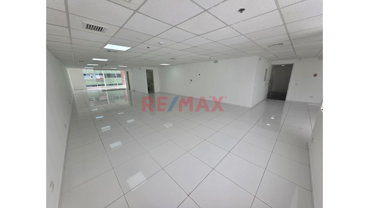Vendo Amplia Oficina Remodelada En El Corazon De Miraflores — foto 6