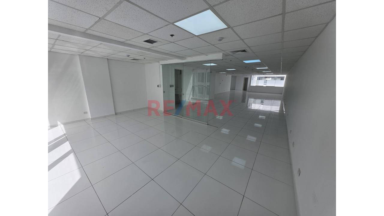 Vendo Amplia Oficina Remodelada En El Corazon De Miraflores — foto 13