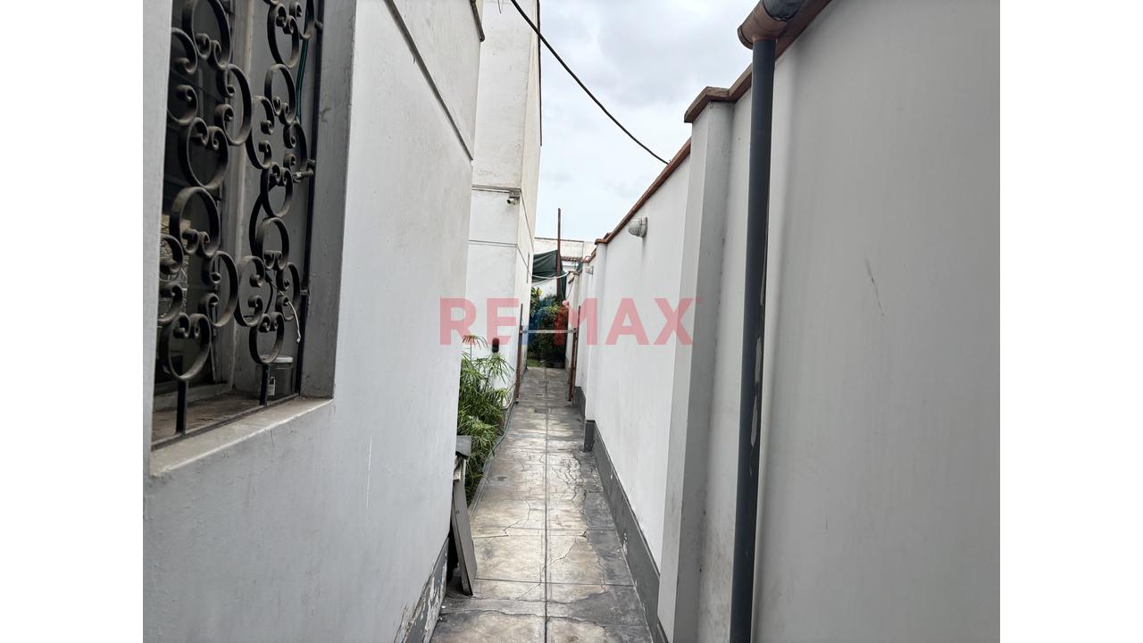 Oportunidad De Inversión: Terreno Para Proyecto Inmobiliario En San Isidro Ubicación Estratégica: Av. Gálvez Barrenechea, San Isidro.Precio No Negociable - 12