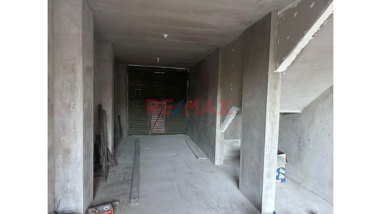 🏢 ¡Local Comercial Listo De 229M²! Av. Principal, Servicios Completos Y Vecino De Marca Top - 3