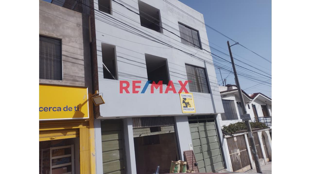 🏢 ¡Local Comercial Listo De 229M²! Av. Principal, Servicios Completos Y Vecino De Marca Top