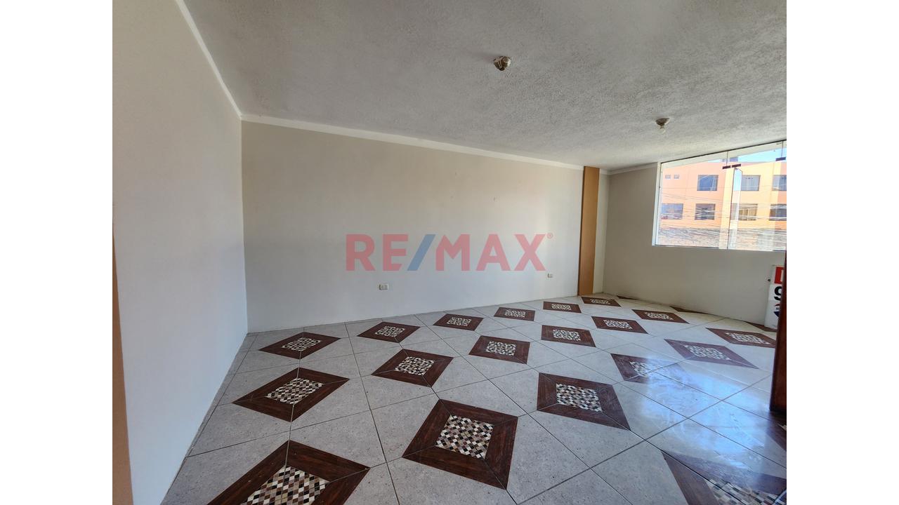 Casa En Interior Con Ingreso De Carro Para 6 Cocheras A 1 Cuadra Del Tablon Y A 1 Cuadra Av Mariscal Castilla, Miraflores - 9