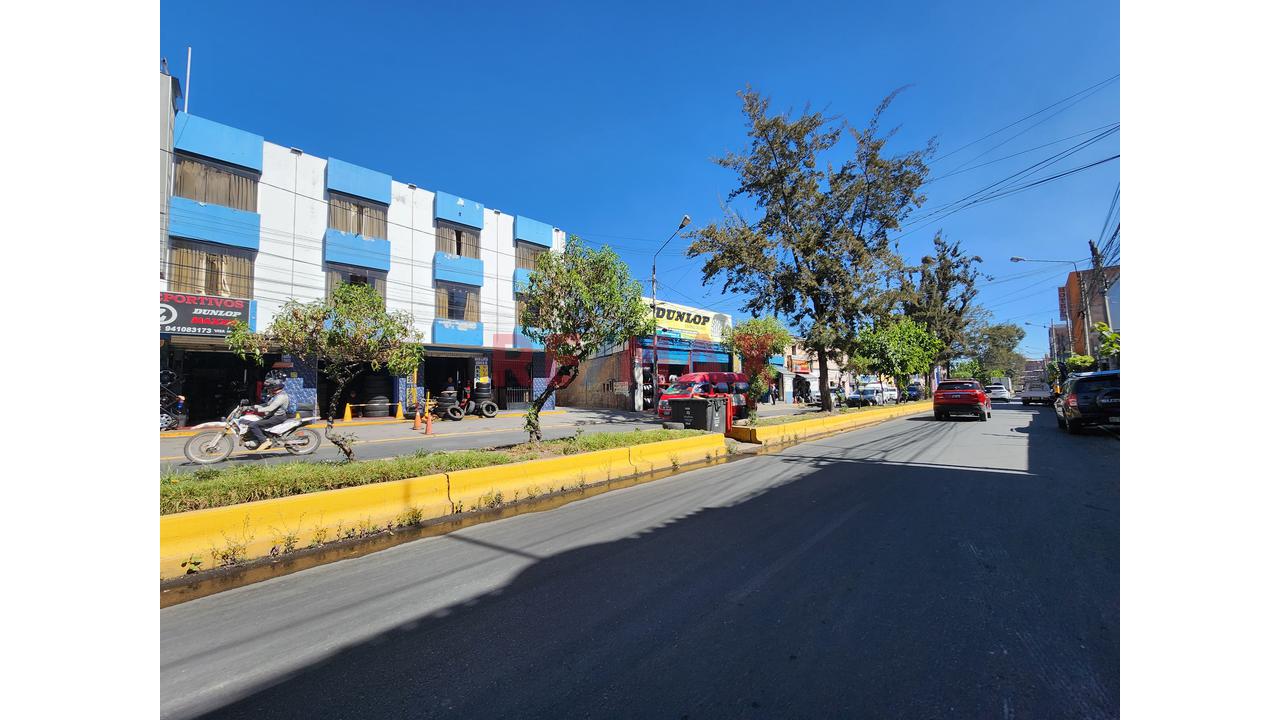 Casa En Interior Con Ingreso De Carro Para 6 Cocheras A 1 Cuadra Del Tablon Y A 1 Cuadra Av Mariscal Castilla, Miraflores - 4