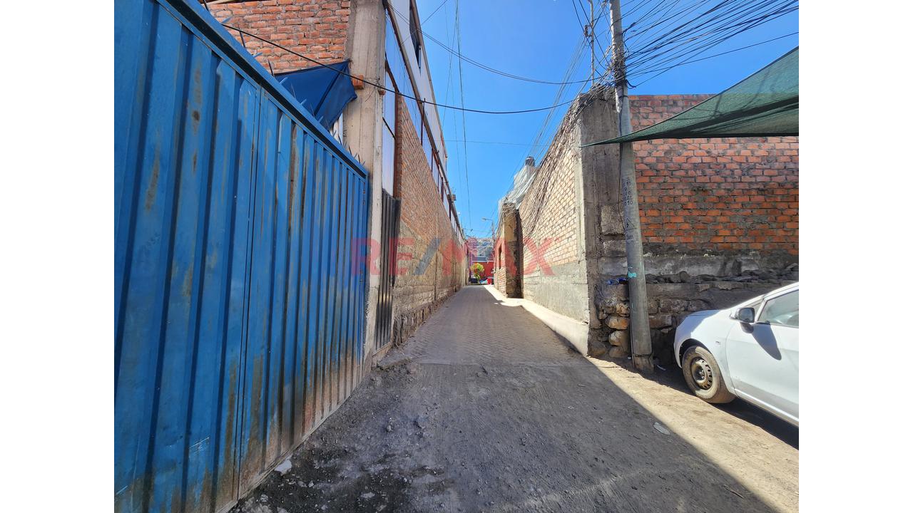 Casa En Interior Con Ingreso De Carro Para 6 Cocheras A 1 Cuadra Del Tablon Y A 1 Cuadra Av Mariscal Castilla, Miraflores - 11