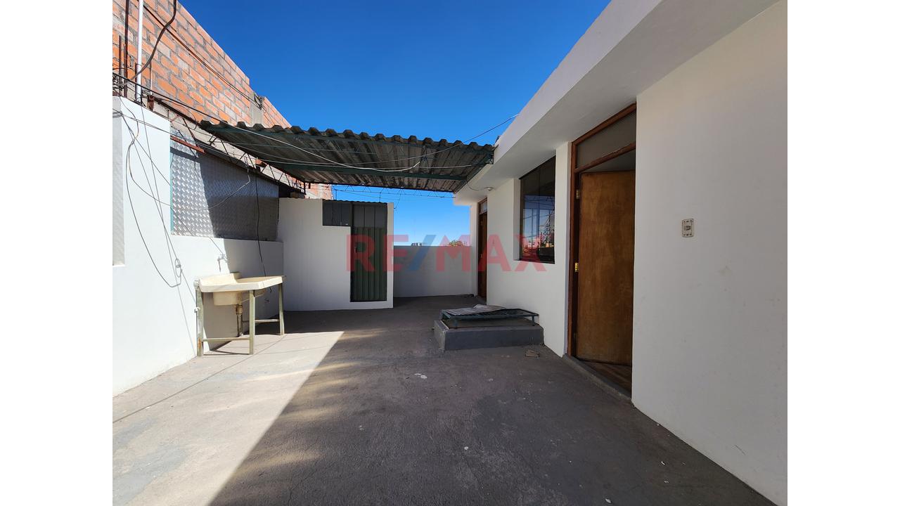 Casa En Interior Con Ingreso De Carro Para 6 Cocheras A 1 Cuadra Del Tablon Y A 1 Cuadra Av Mariscal Castilla, Miraflores - 2