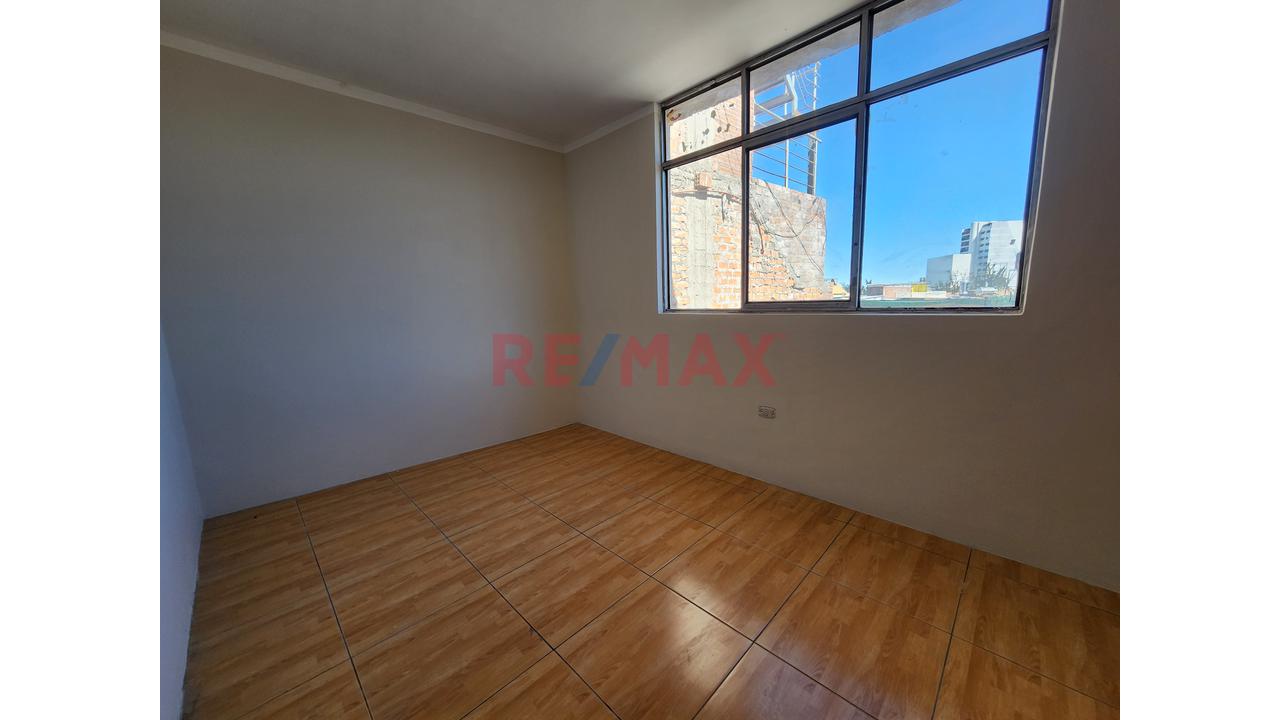 Casa En Interior Con Ingreso De Carro Para 6 Cocheras A 1 Cuadra Del Tablon Y A 1 Cuadra Av Mariscal Castilla, Miraflores - 5