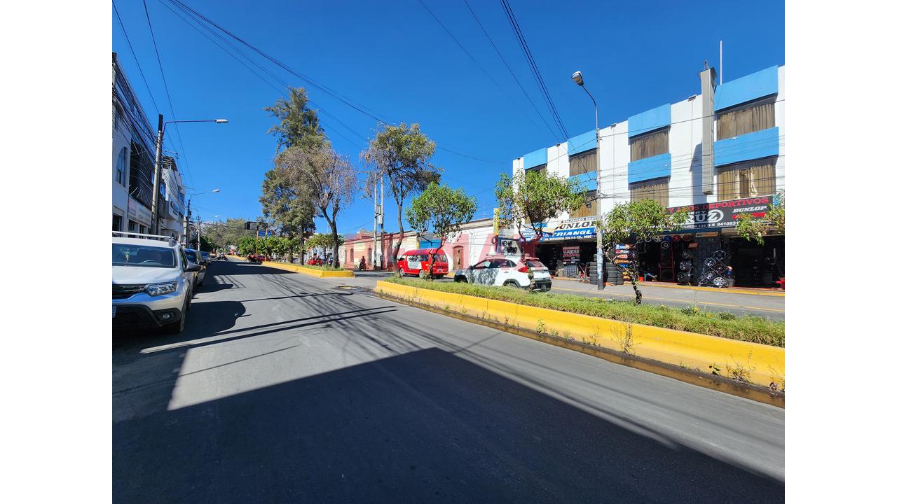 Casa En Interior Con Ingreso De Carro Para 6 Cocheras A 1 Cuadra Del Tablon Y A 1 Cuadra Av Mariscal Castilla, Miraflores - 10