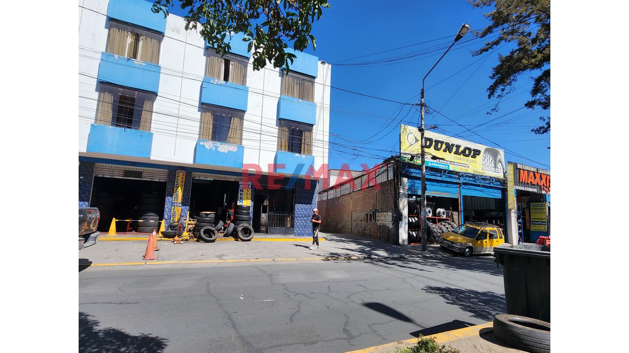 Casa En Interior Con Ingreso De Carro Para 6 Cocheras A 1 Cuadra Del Tablon Y A 1 Cuadra Av Mariscal Castilla, Miraflores - 1