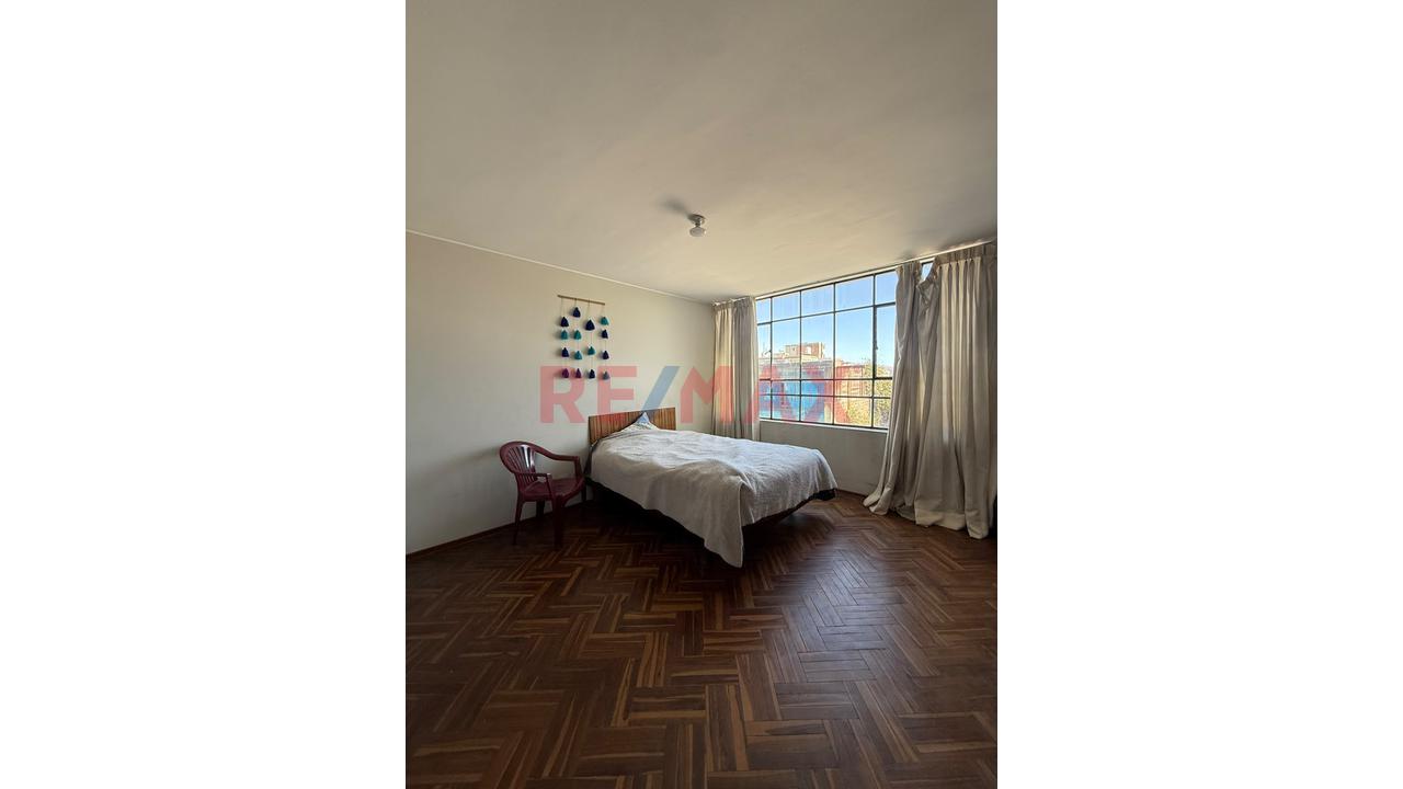 Amplia Casa De 324 M² En Venta En El Cercado De Arequipa-----Ideal Para:  * Oficinas Administrativas. * Consultorios Médicos O Odontológicos. * Centro De Capacitación. * Hostal U Hospedaje. * Airbnb. — foto 3