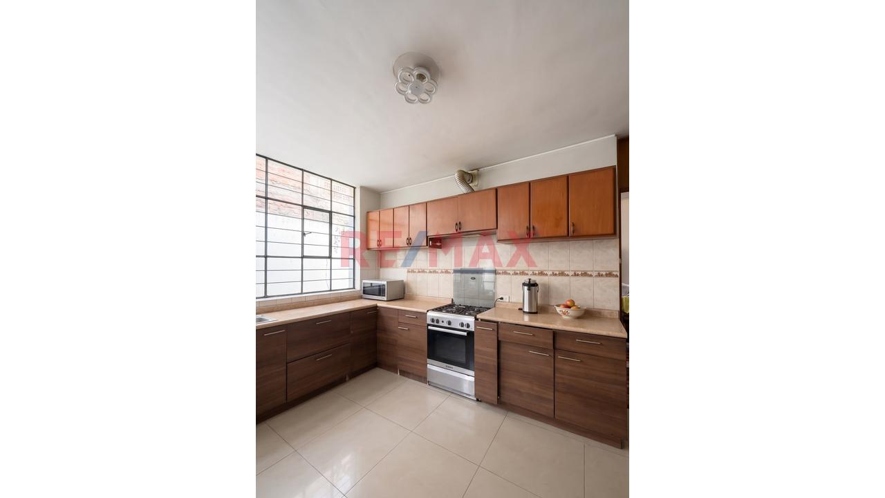 Amplia Casa De 324 M² En Venta En El Cercado De Arequipa-----Ideal Para:  * Oficinas Administrativas. * Consultorios Médicos O Odontológicos. * Centro De Capacitación. * Hostal U Hospedaje. * Airbnb. — foto 7