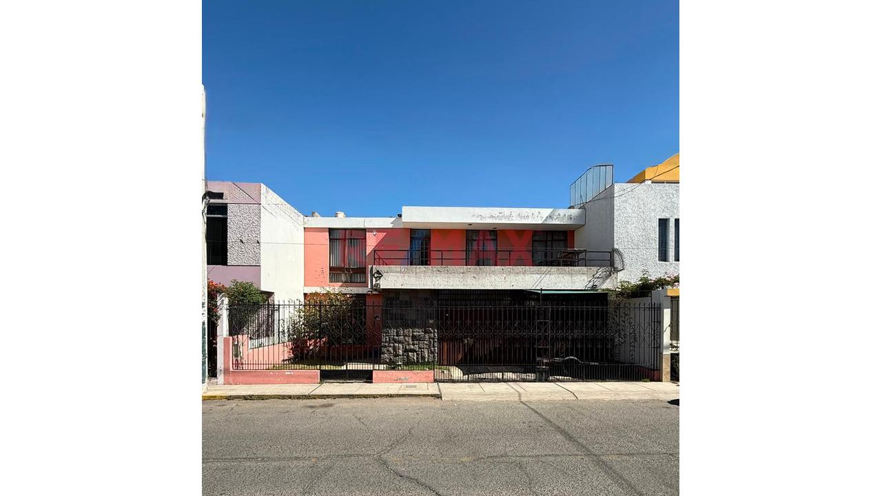Amplia Casa De 324 M² En Venta En El Cercado De Arequipa-----Ideal Para: * Oficinas Administrativas. * Consultorios Médicos O Odontológicos. * Centro De Capacitación. * Hostal U Hospedaje. * Airbnb.