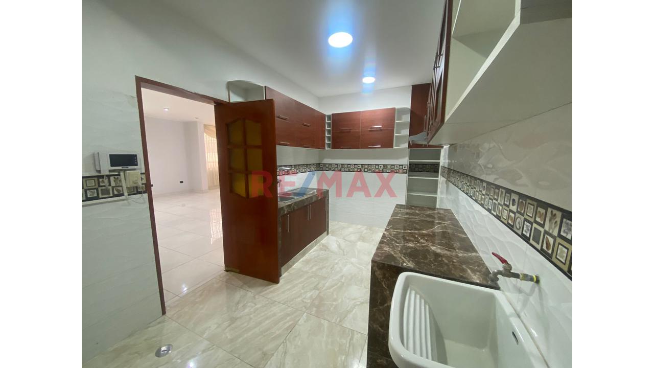 Amplio Departamento En 2Do Piso Con Cochera En Urb Los Robles De La Molina — foto 2