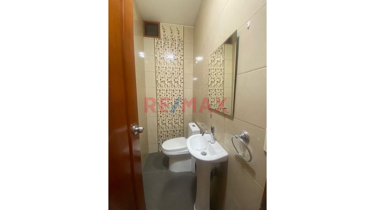 Amplio Departamento En 2Do Piso Con Cochera En Urb Los Robles De La Molina — foto 3