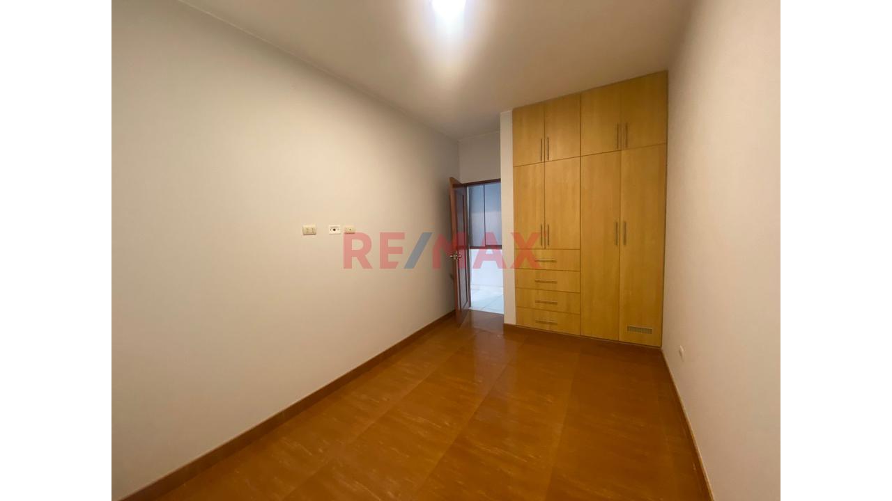 Amplio Departamento En 2Do Piso Con Cochera En Urb Los Robles De La Molina — foto 14