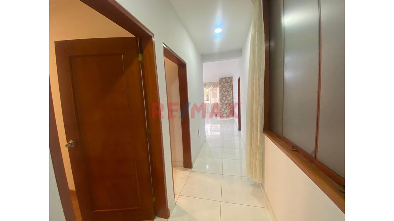 Amplio Departamento En 2Do Piso Con Cochera En Urb Los Robles De La Molina — foto 4