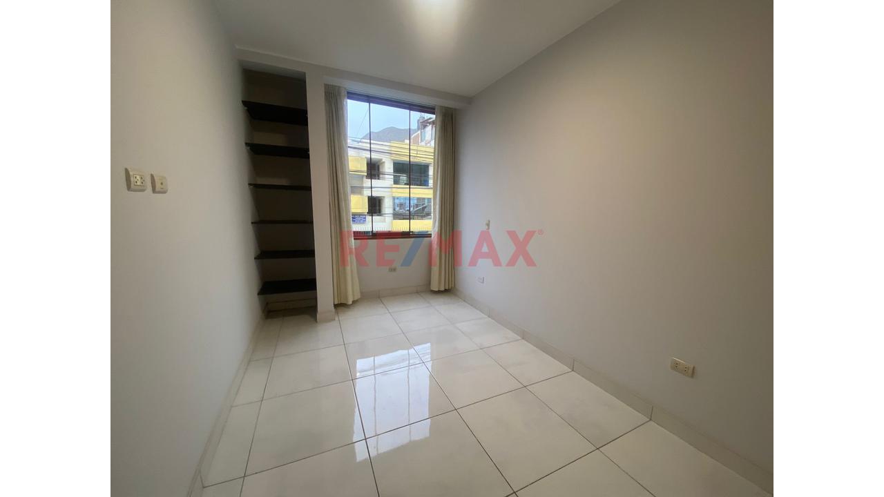 Amplio Departamento En 2Do Piso Con Cochera En Urb Los Robles De La Molina — foto 8