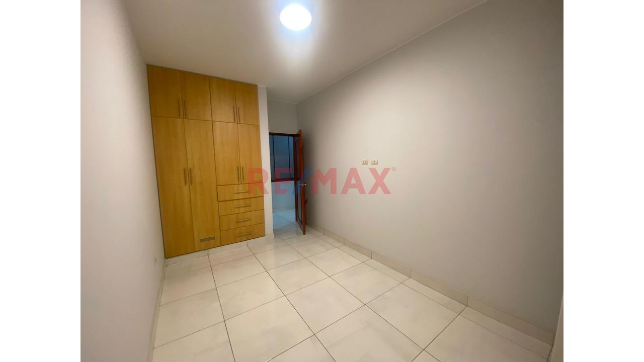 Amplio Departamento En 2Do Piso Con Cochera En Urb Los Robles De La Molina — foto 9