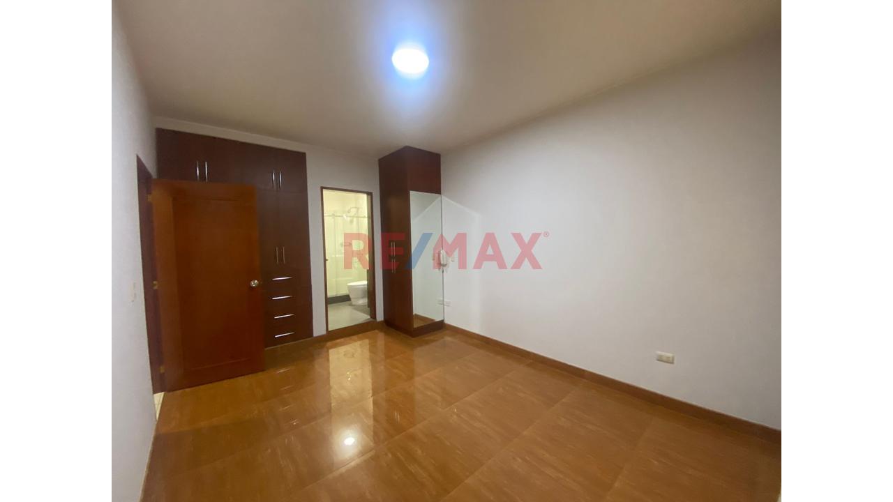 Amplio Departamento En 2Do Piso Con Cochera En Urb Los Robles De La Molina — foto 12