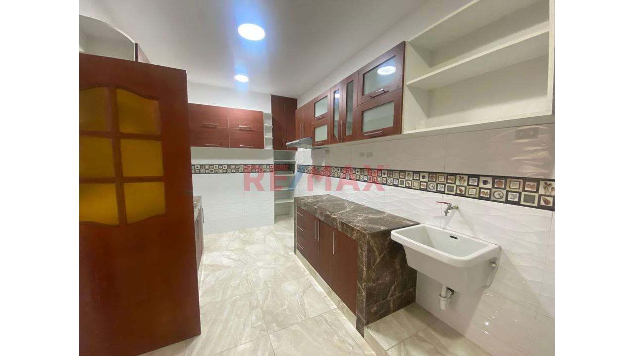 Amplio Departamento En 2Do Piso Con Cochera En Urb Los Robles De La Molina — foto 6