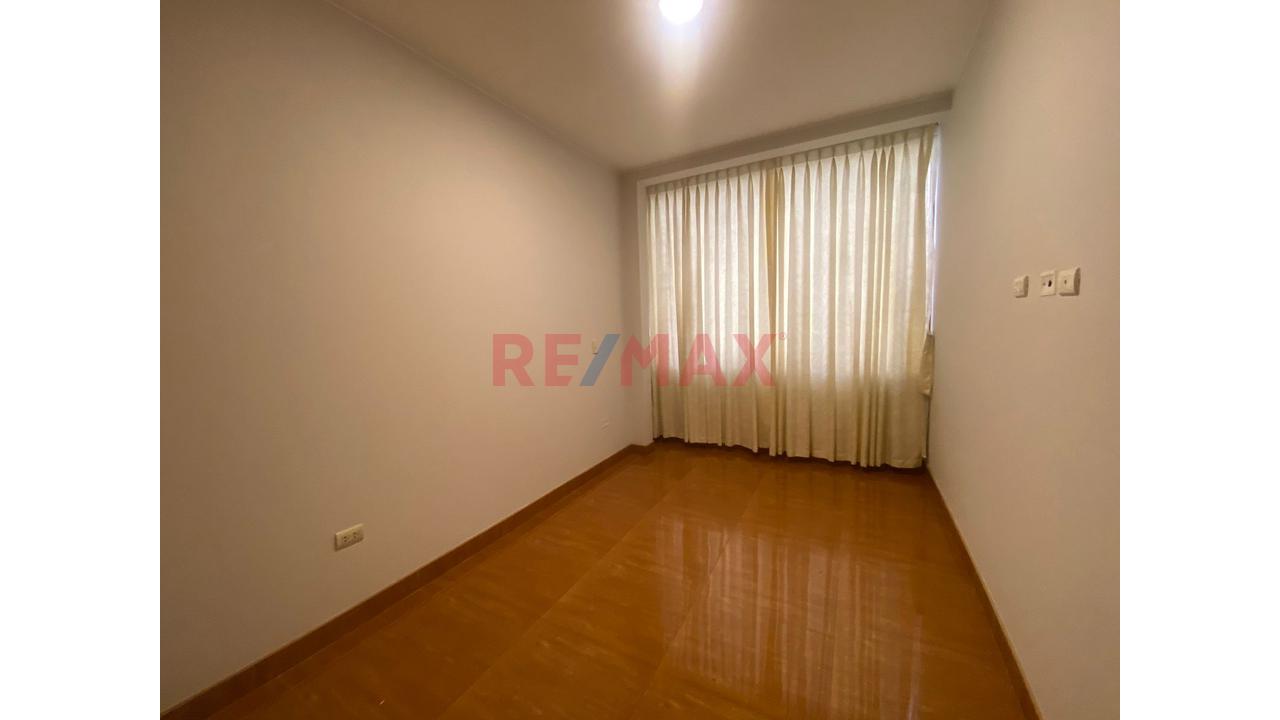 Amplio Departamento En 2Do Piso Con Cochera En Urb Los Robles De La Molina — foto 7