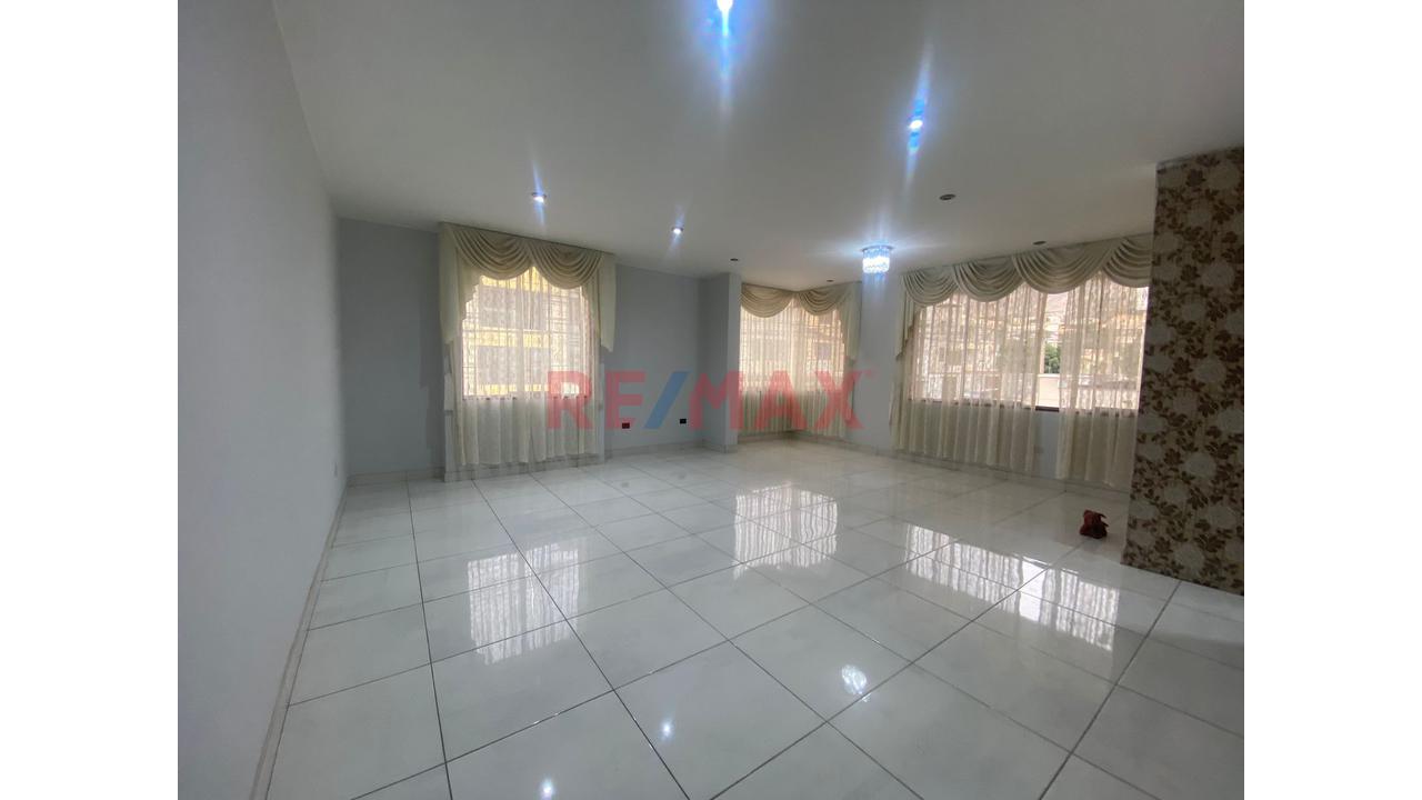 Amplio Departamento En 2Do Piso Con Cochera En Urb Los Robles De La Molina