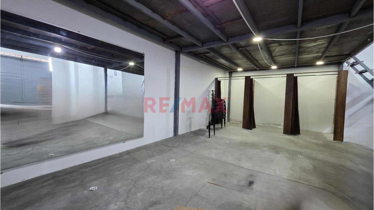 Local Comercial En Alquiler En Urbanizacion Latina Frente A Parque - 3