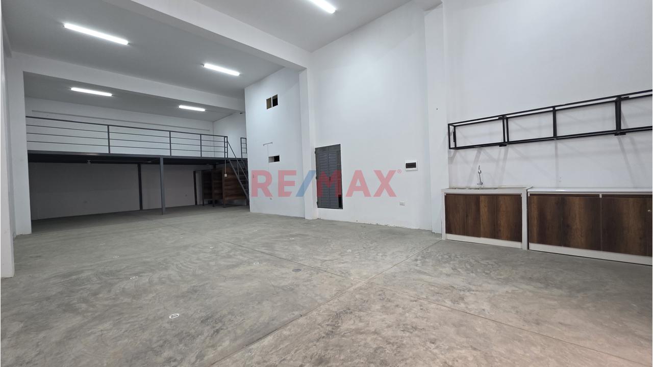 Local Comercial En Alquiler En Urbanizacion Latina Frente A Parque — foto 4