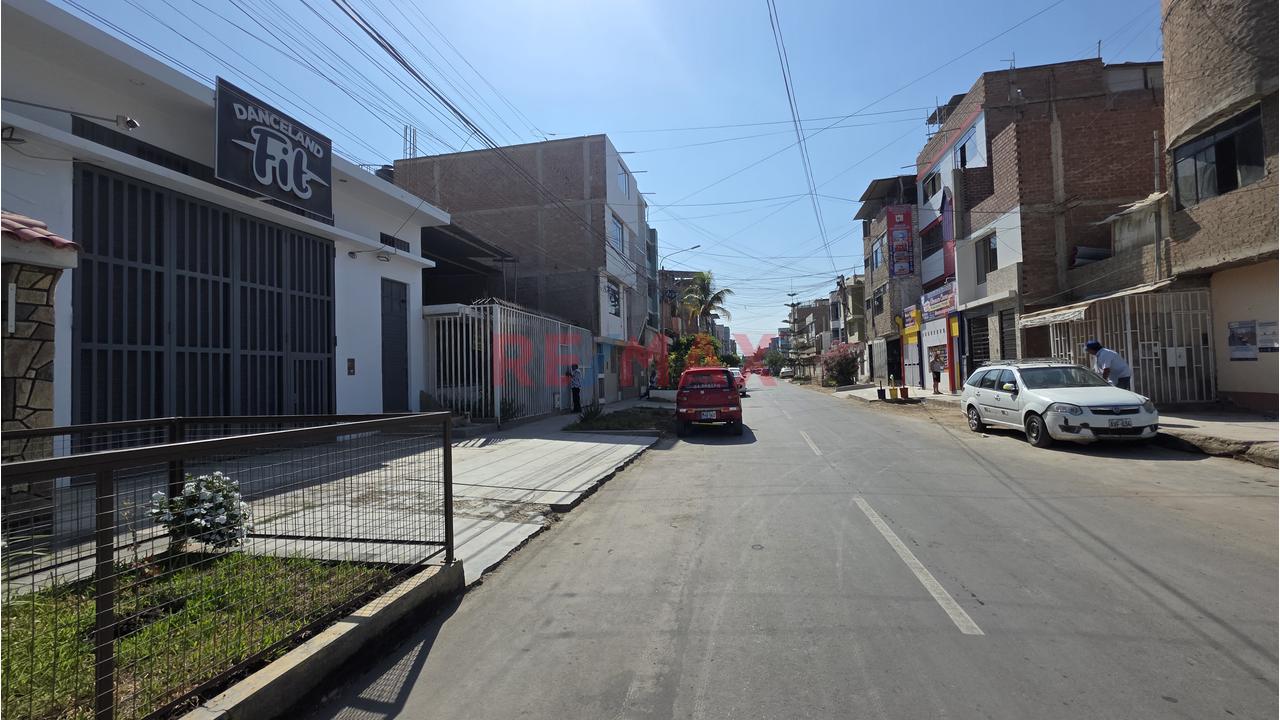 Local Comercial En Alquiler En Urbanizacion Latina Frente A Parque - 10