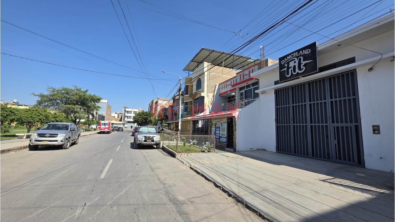 Local Comercial En Alquiler En Urbanizacion Latina Frente A Parque - 4