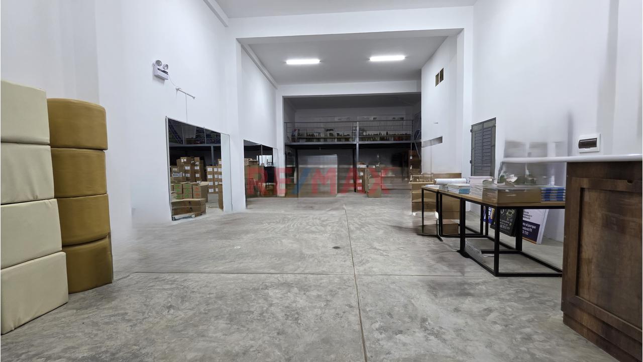 Local Comercial En Alquiler En Urbanizacion Latina Frente A Parque - 8