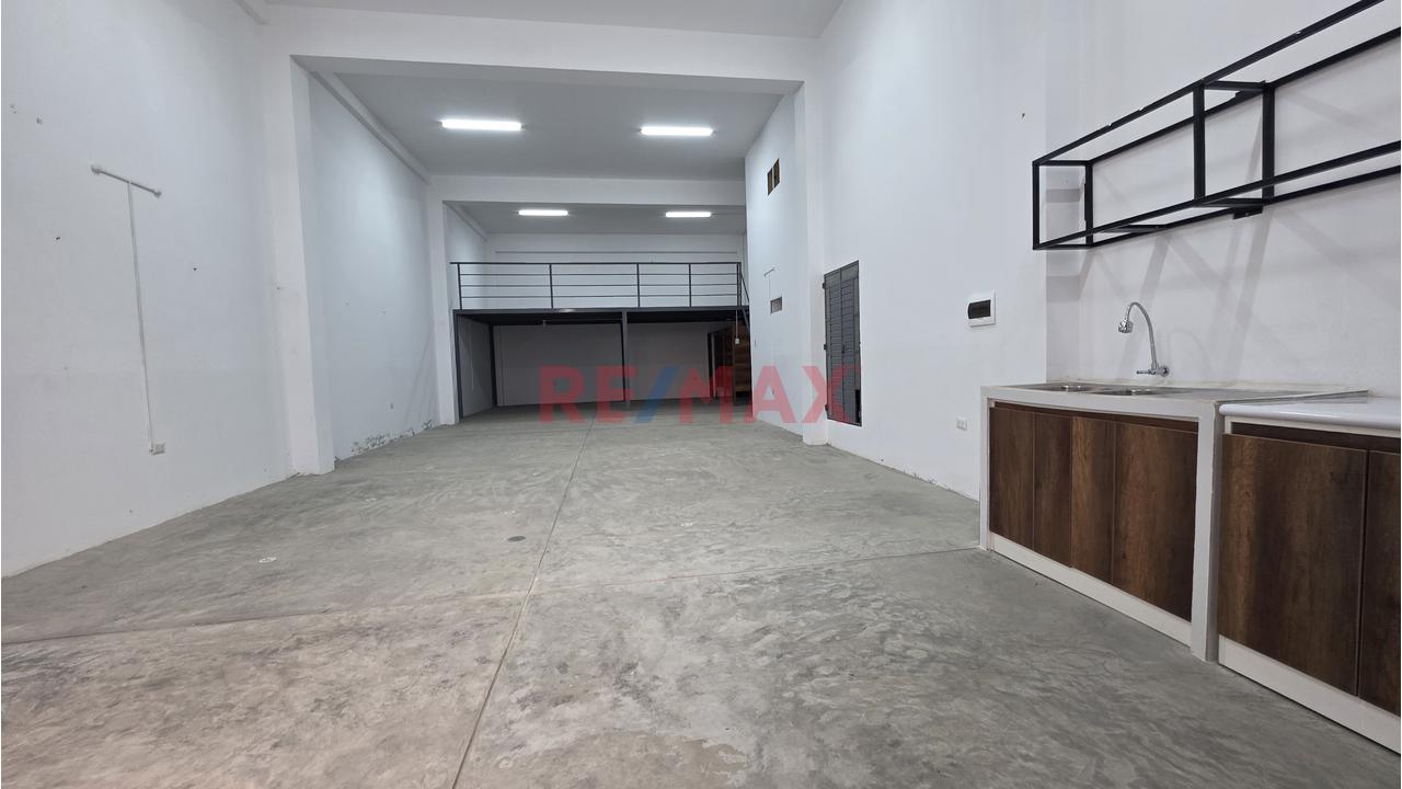 Local Comercial En Alquiler En Urbanizacion Latina Frente A Parque — foto 2