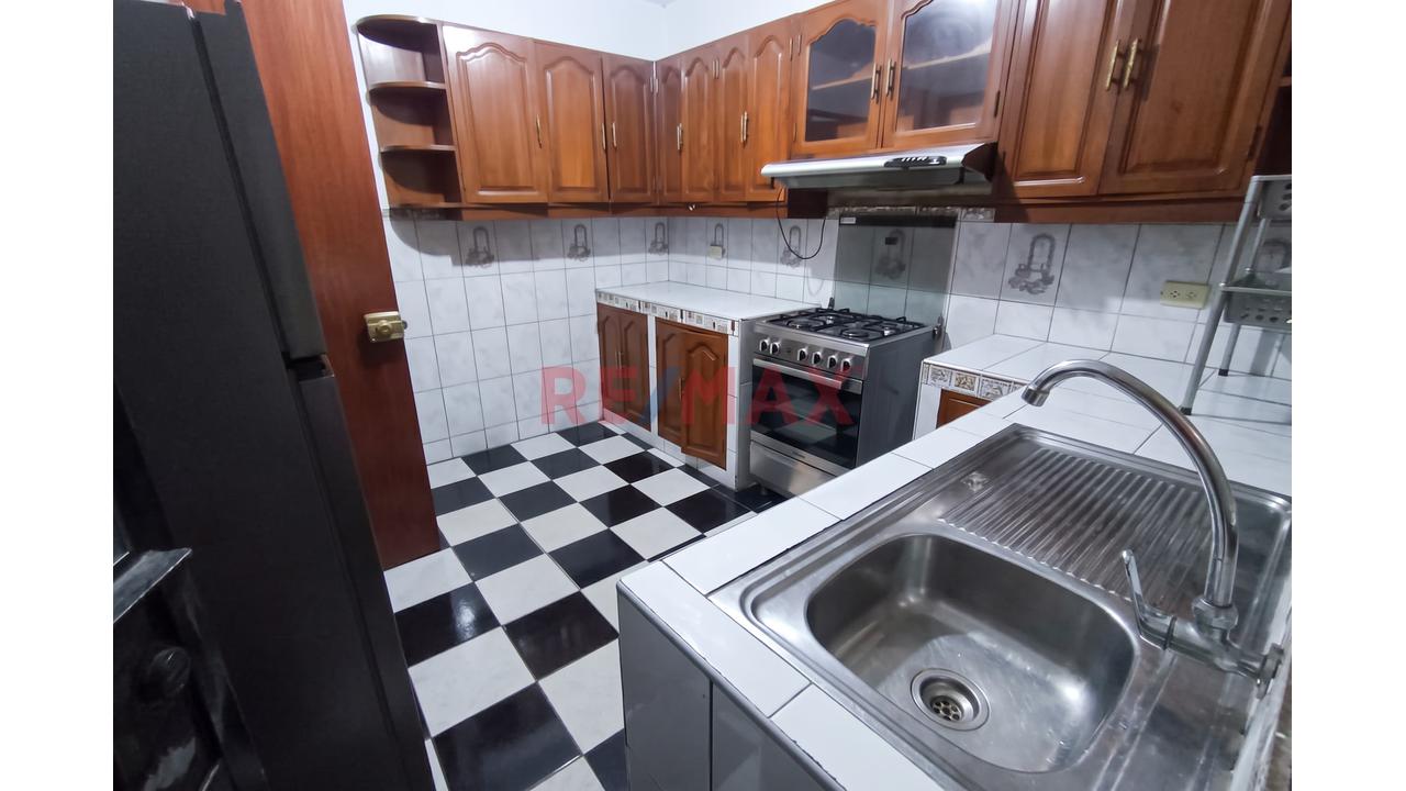 Chorrillos, Venta De Casa De 4 Pisos Con 3 Locales Comerciales, 2 Departamentos, 16 Habitaciones Y Estacionamiento Para 5 Autos. — foto 13