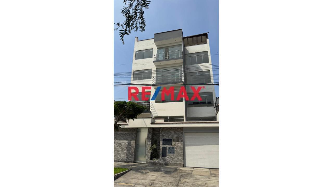 Amplio Departamento En Urb. Las Gardenias – Surco