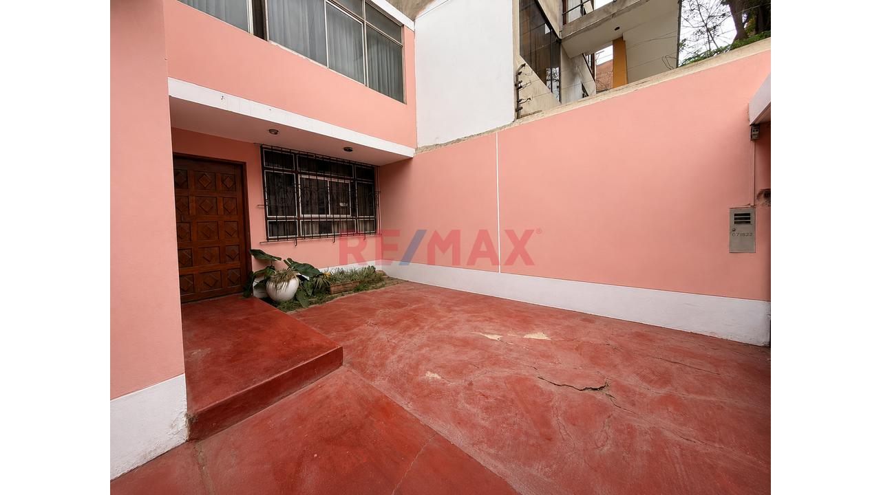 Venta De Casa Como Terreno Frente A Plaza San Miguel - 3