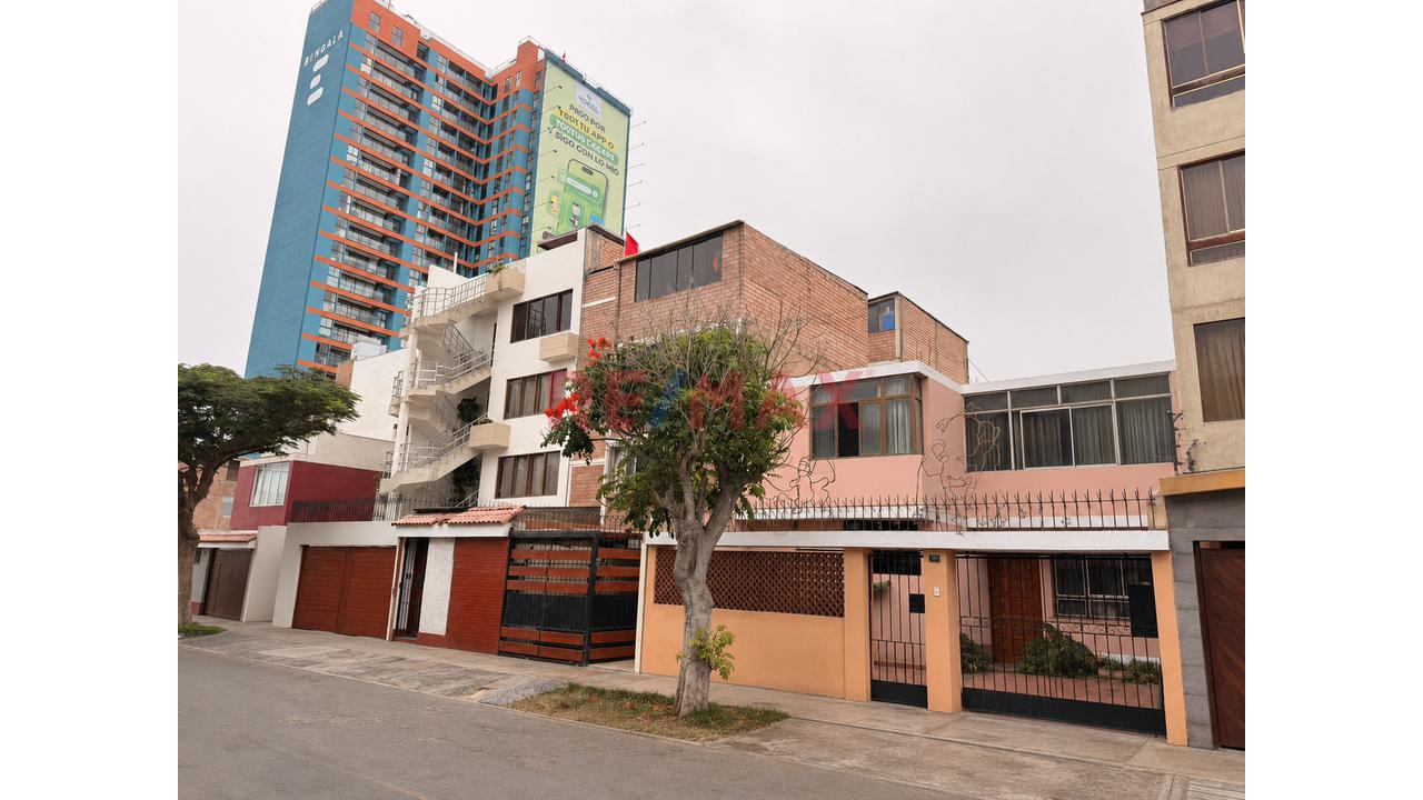 Venta De Casa Como Terreno Frente A Plaza San Miguel - 2