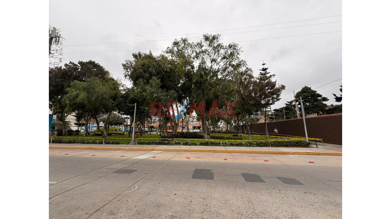 Venta De Casa Como Terreno Frente A Plaza San Miguel - 10