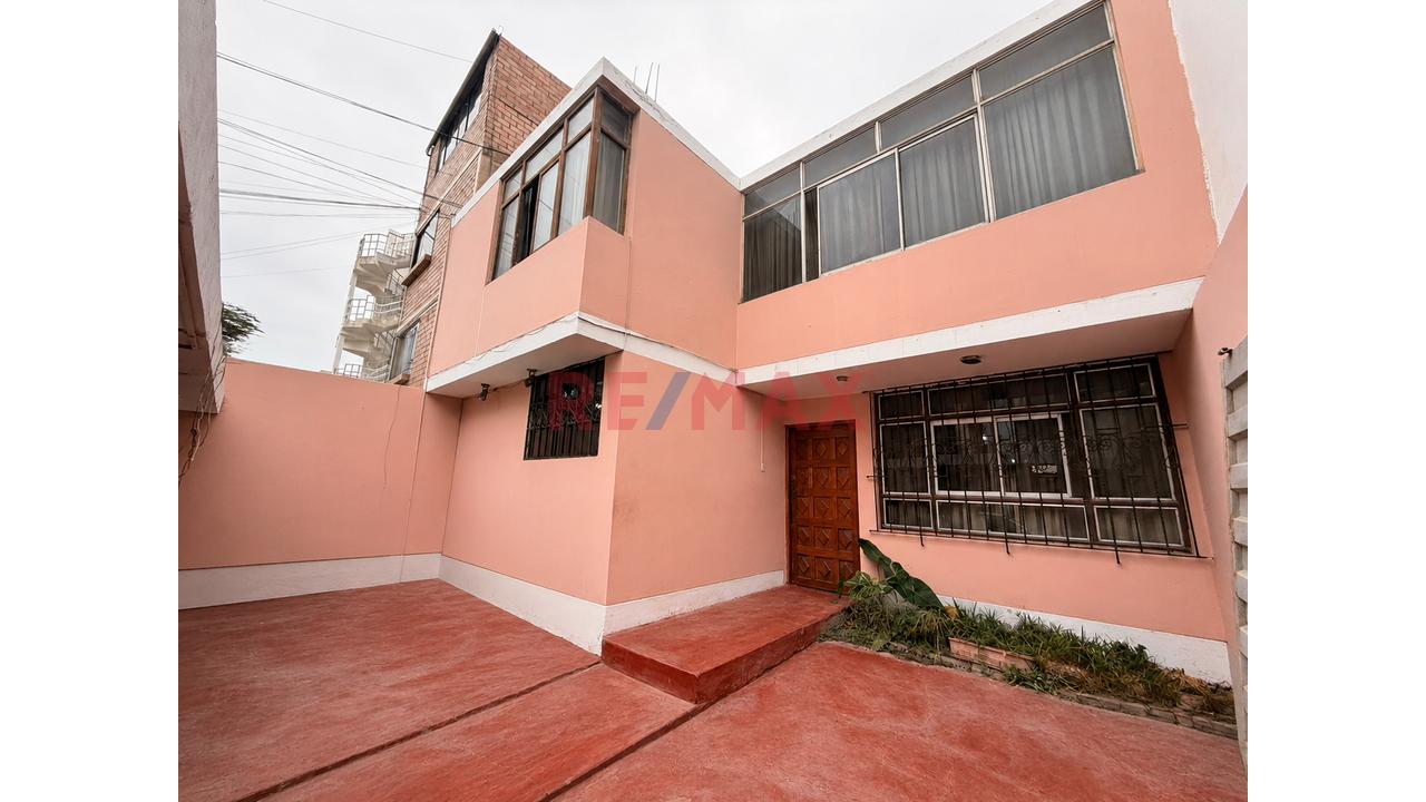 Venta De Casa Como Terreno Frente A Plaza San Miguel - 4