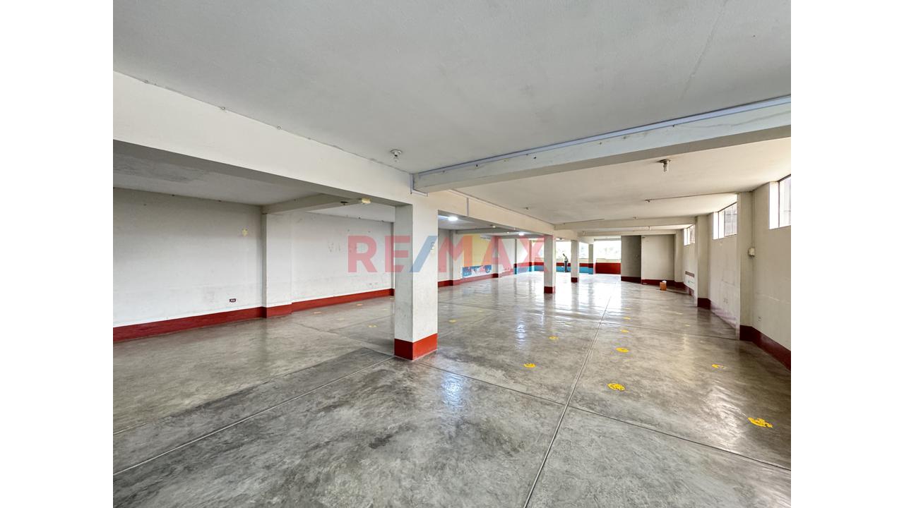 Local comercial de 380 m² en Los Olivos — foto 3
