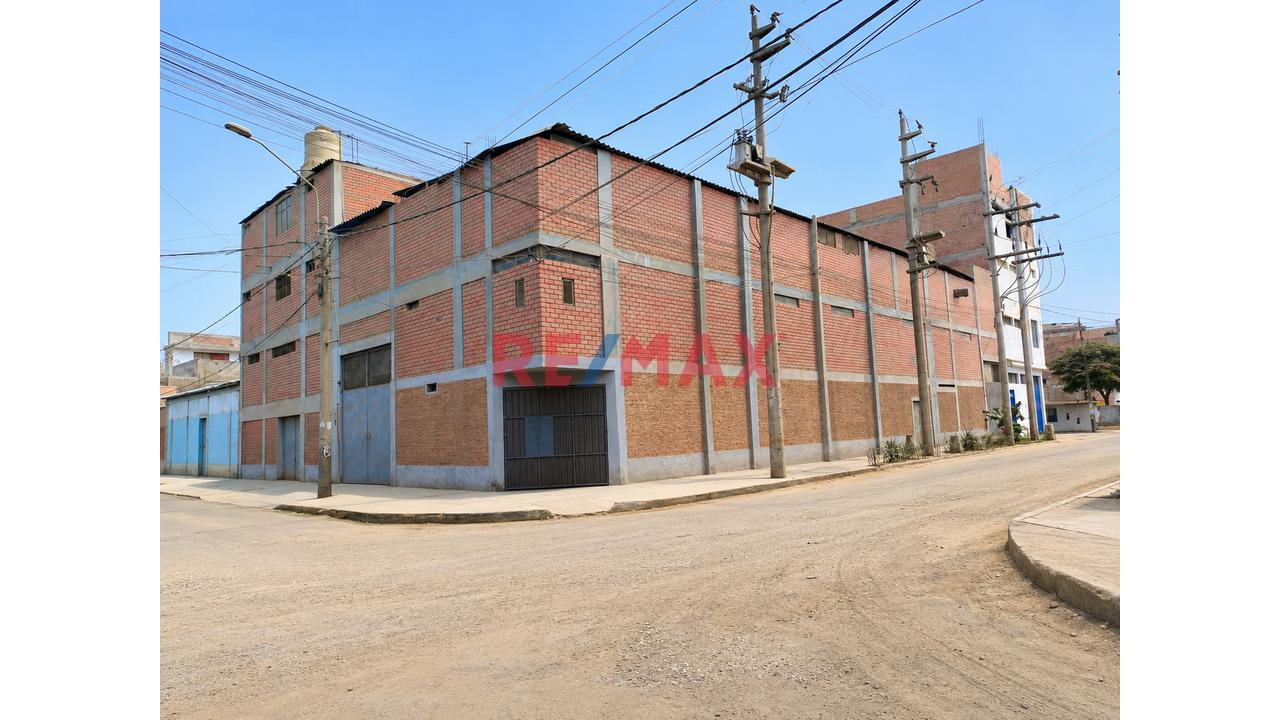 Local Industrial En Esquina En Venta En San Juan De Lurigancho