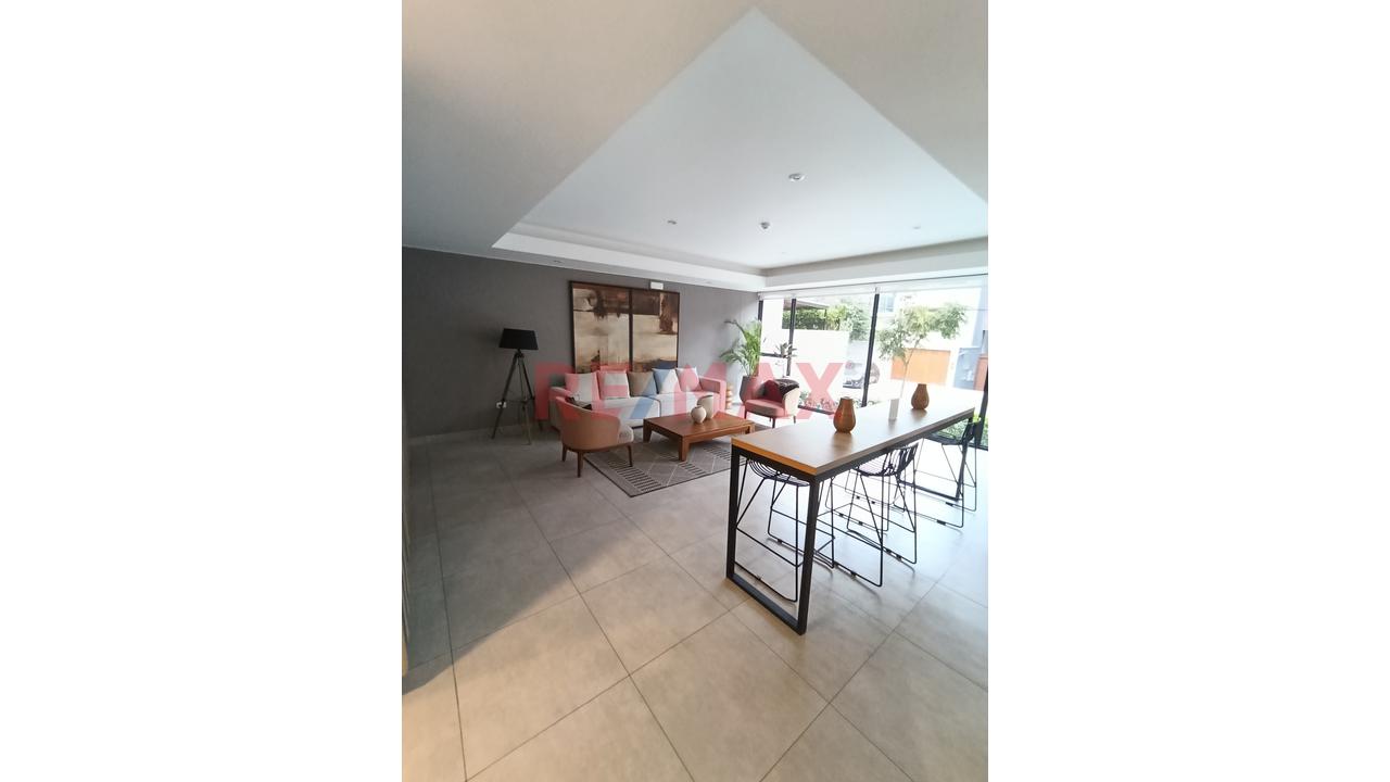 Venta De Departamento En Magdalena Límite Con San Isidro Con Estacionamiento — foto 13