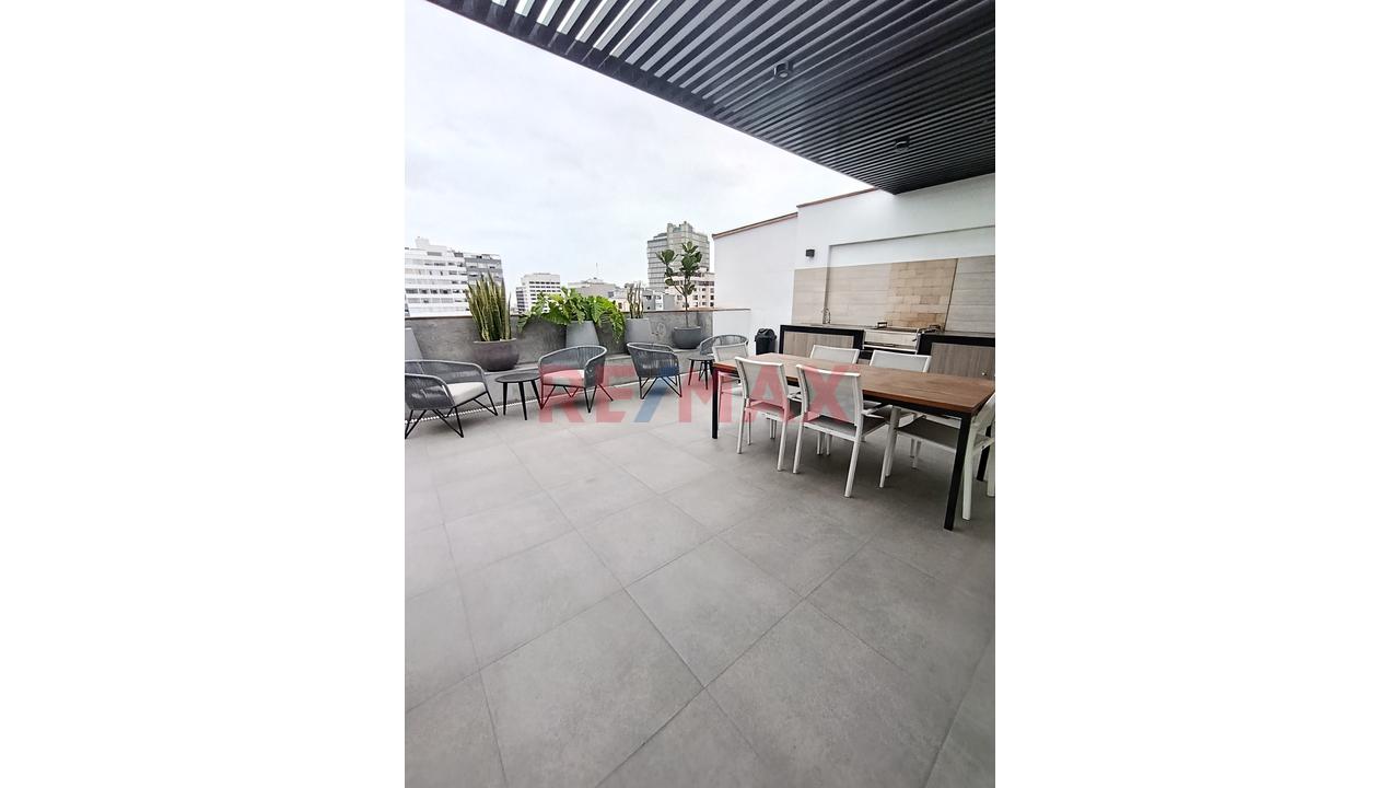 Venta De Departamento En Magdalena Límite Con San Isidro Con Estacionamiento — foto 11