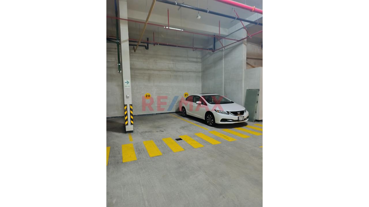 Venta De Departamento En Magdalena Límite Con San Isidro Con Estacionamiento — foto 12