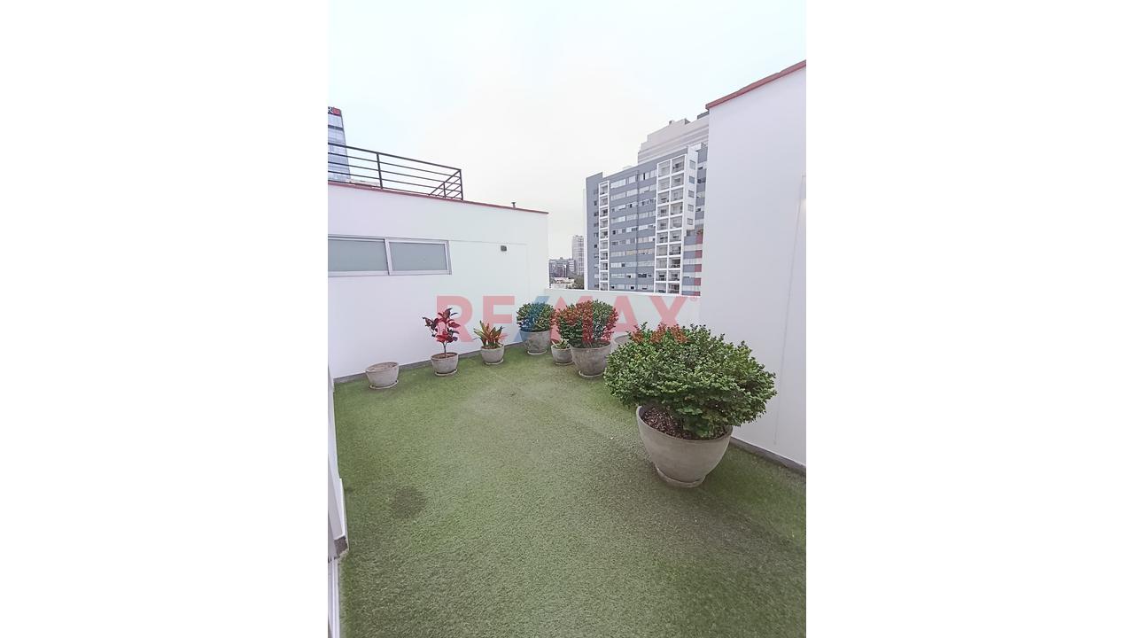 Venta De Departamento En Magdalena Límite Con San Isidro Con Estacionamiento — foto 14