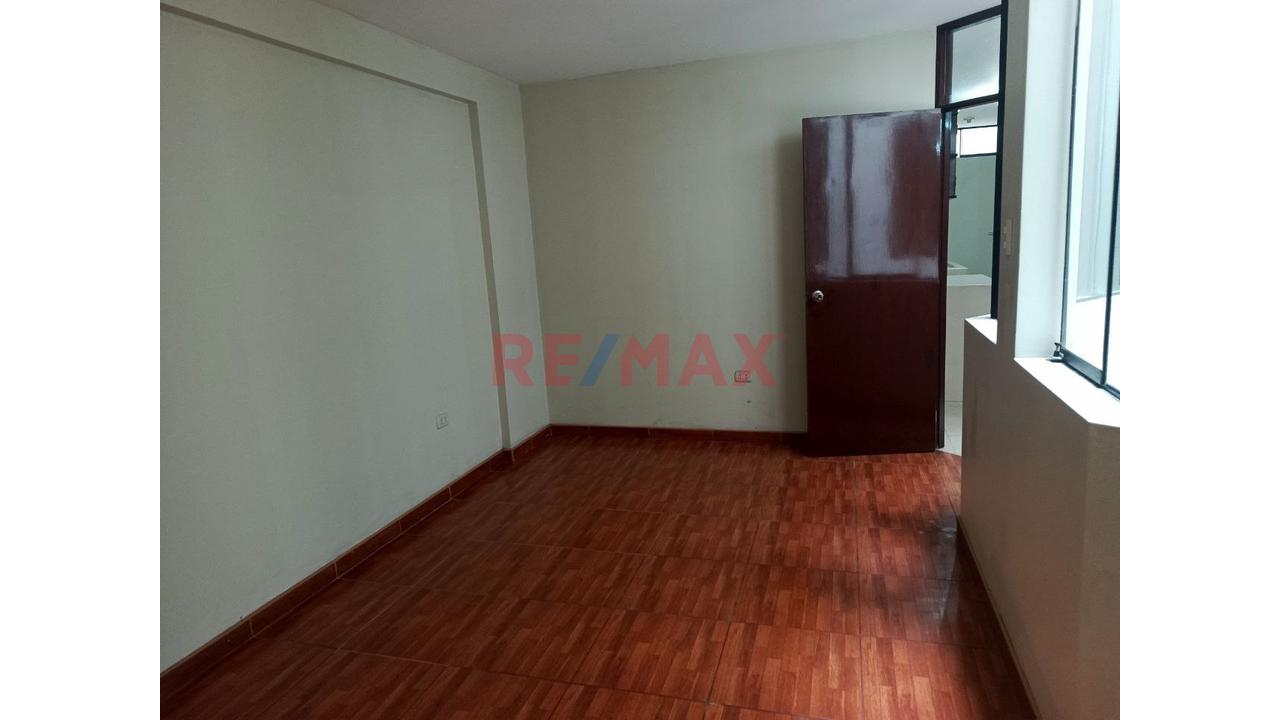 Amplio Departamento En Alquiler, Av. La Paz — foto 11