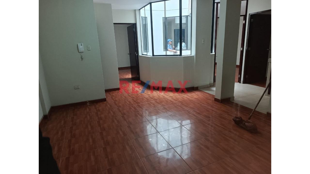 Amplio Departamento En Alquiler, Av. La Paz