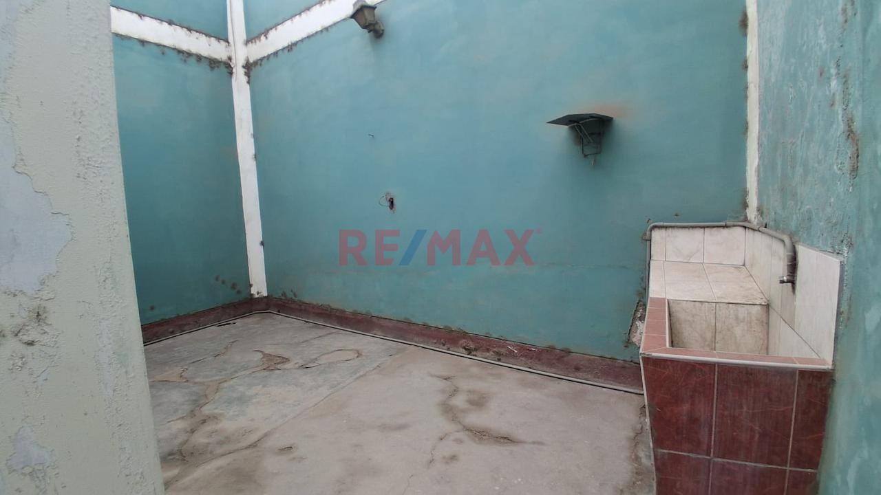 Venta De Local Comercial En Av. Federico Villarreal - 11