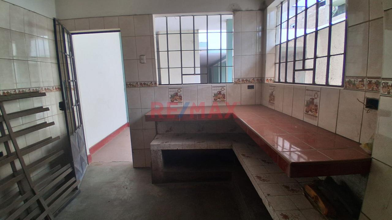 Venta De Local Comercial En Av. Federico Villarreal - 8