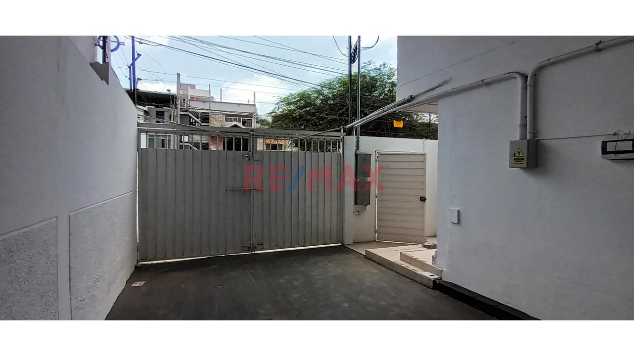 🏢✨ ¡Alquilo Local Comercial! 📍 Av. Luis Montero – Urb. Miraflores, Piura 🚗 12 Metros De Frontera | 🅿️ Amplio Retiro Para Estacionamiento De Clientes - 2