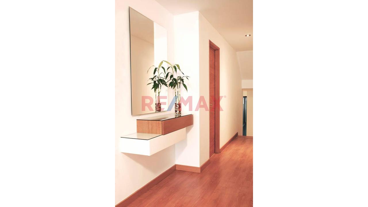Vendo Amplio Departamento En 2Do.Piso, Ubicado En Urb. Residencial Valle Hermoso - Surco – Alt. Cdra 1 Av. Benavides