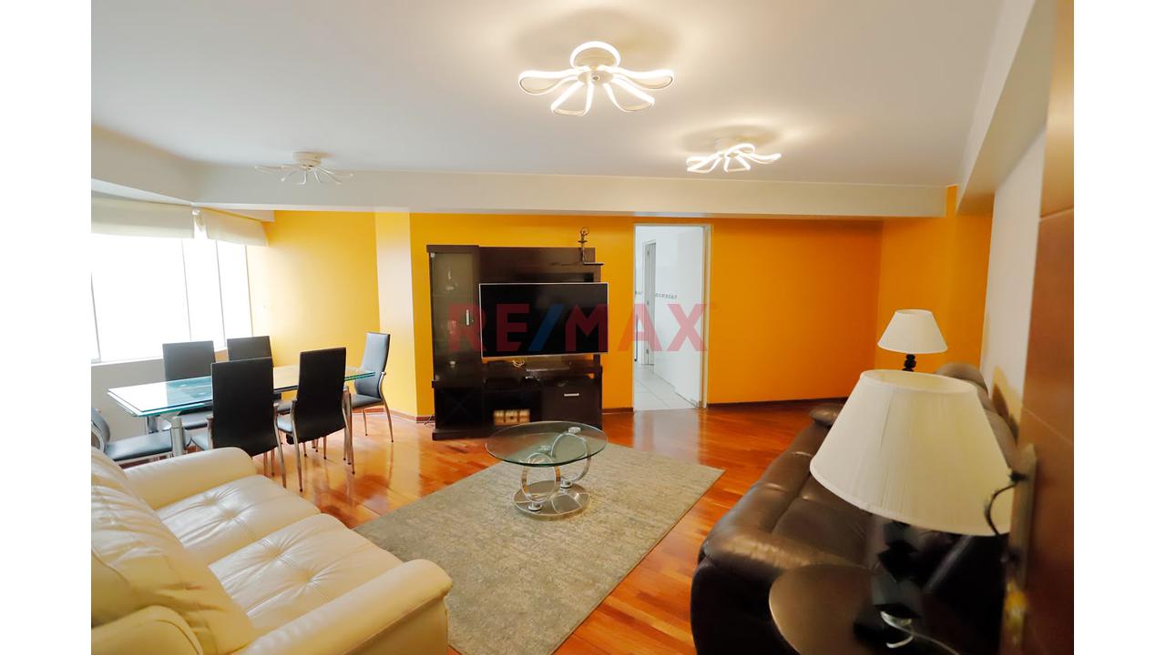 Venta De Exclusivo Y Amplio Departamento Con Cochera Y  Deposito En Miraflores — foto 8